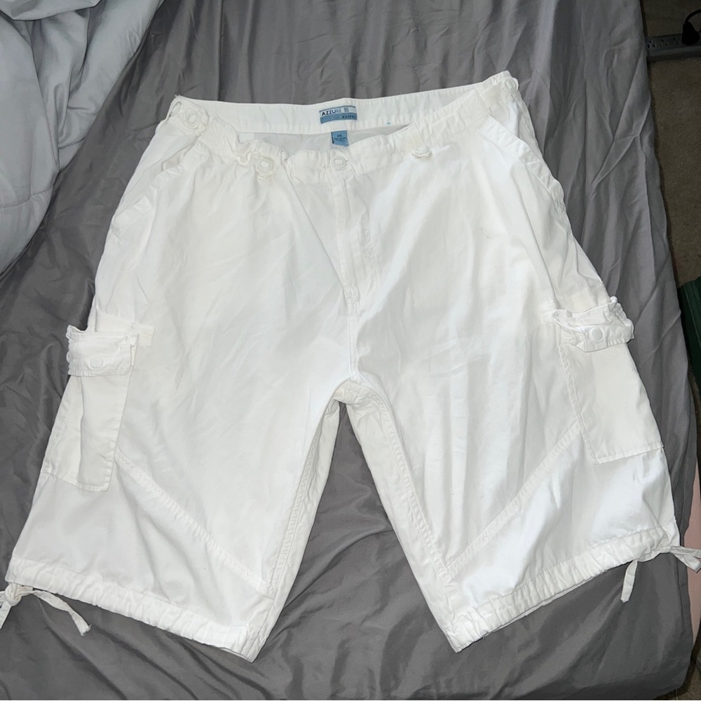 Vintage Men’s Azzuré White Cargo Shorts 2XL Inseam 12in.